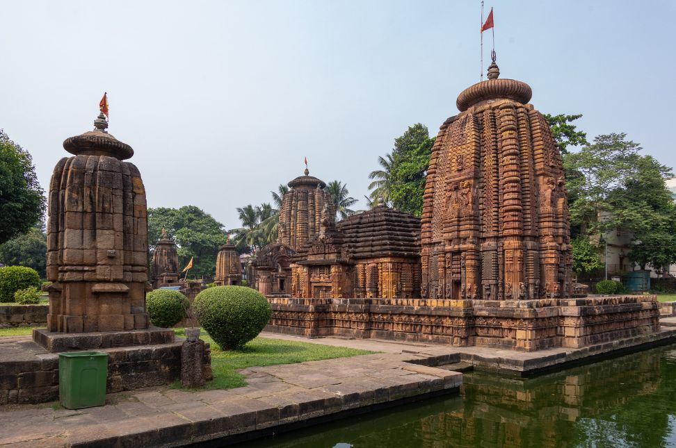 Exploring Tamil Nadu Temple Tours: A Journey Through History & Spirituality